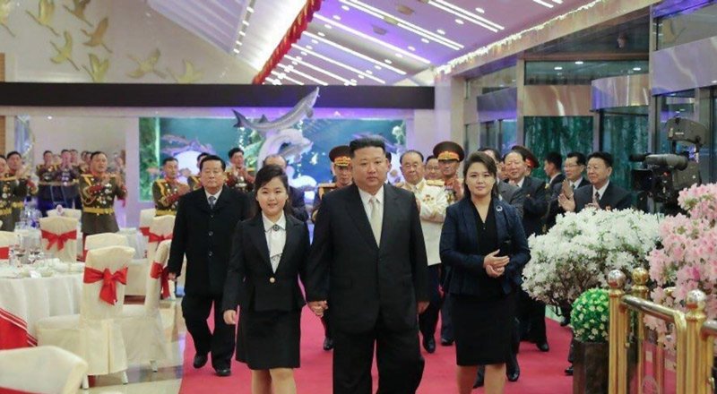 رهبر کره شمالی به همراه دختر و همسرش در انظار عمومی آفتابی شد + تصاویر