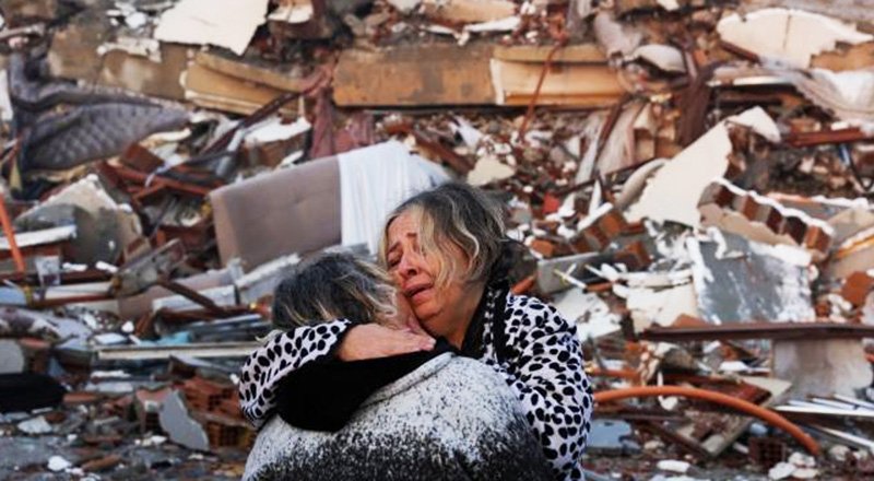 احساسی ترین ملاقات پدر با تنها دختر بازمانده خود در زلزله ترکیه ثبت شد + ویدیو