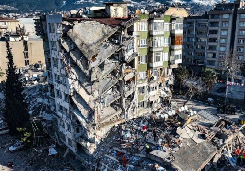 لحظه مهیب ریزش یک ساختمان بر روی بیل مکانیکی در ترکیه