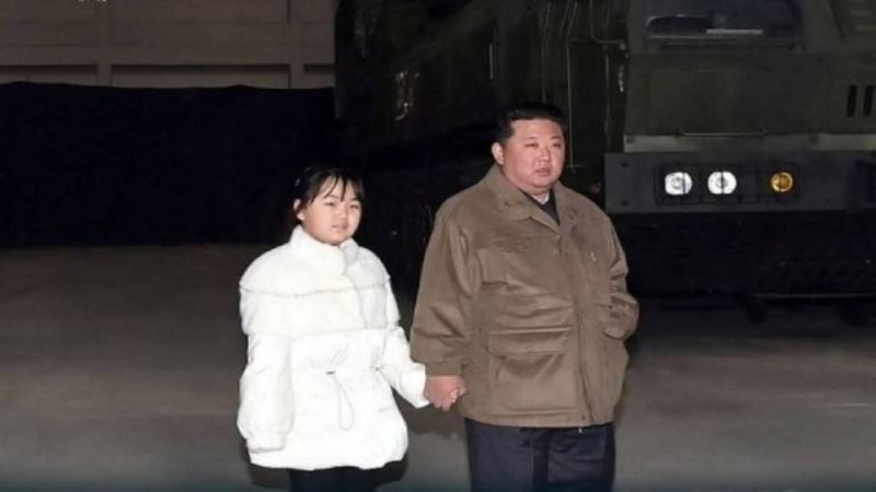 همراهی دختر رهبر کره شمالی با پدرش در یک مراسم کلنگ زنی + تصاویر