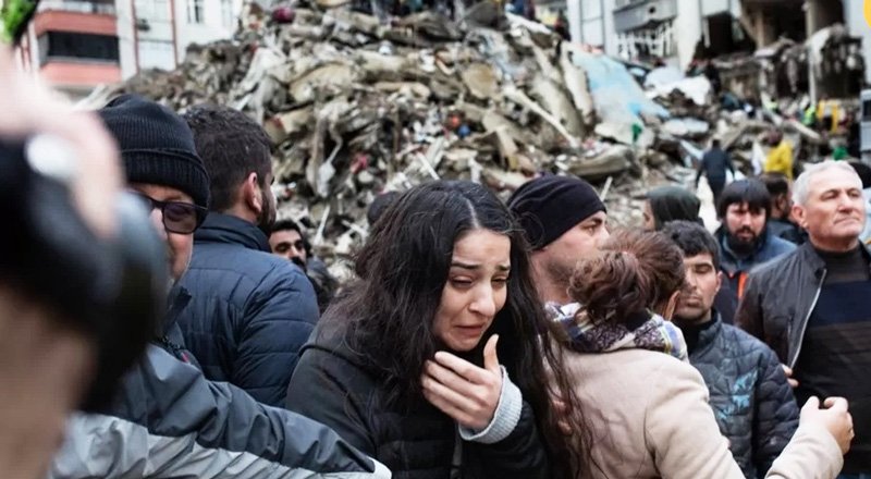 لحظه وحشتناک فروریختن یک ساختمان در زلزله دیروز ترکیه + ویدیو