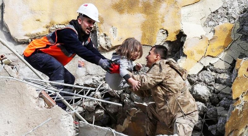 دیدار علی کریمی با کودکان زلزله‌زده ترکیه‌ + تصویر