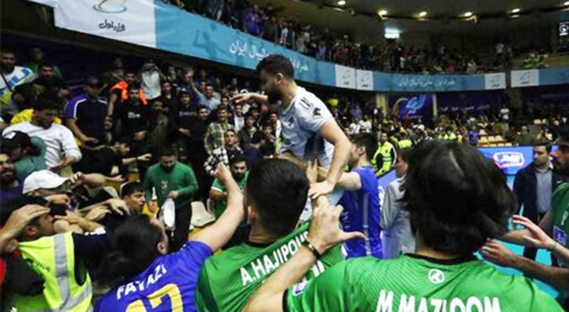 کتک‌کاری شدید بازیکنان والیبال ایران با تماشاگران وسط زمین! + ویدیو
