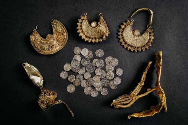 مرد هلندی گنج طلایی ۱۰۰۰ ساله را کشف کرد