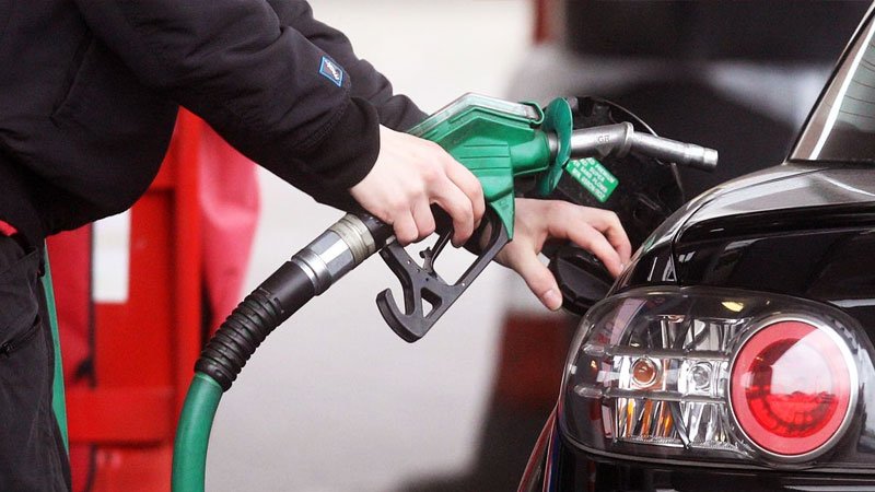 حرکت هوشمندانه مرد در پمپ بنزین برای جلوگیری از سرقت خودرو + ویدیو