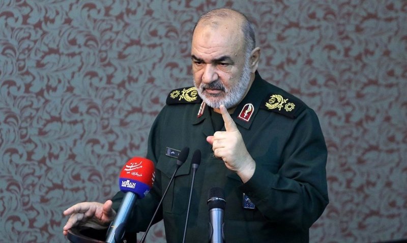 ارتش و سپاه دست در دست هم در خط مقدم پاسداری از انقلاب همچنان دشمنان را ناامید خواهند ساخت