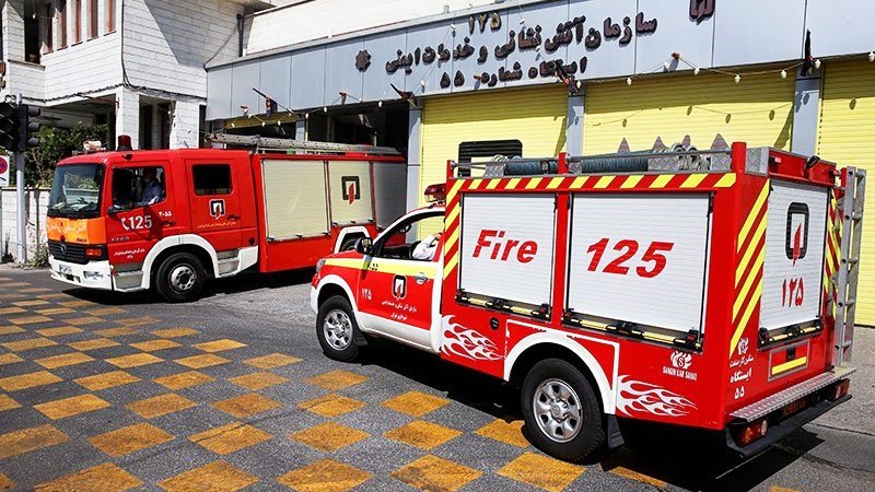 لحظه سرقت باورنکردنی از آتش‌نشانی در حین عملیات در تهران! + ویدیو