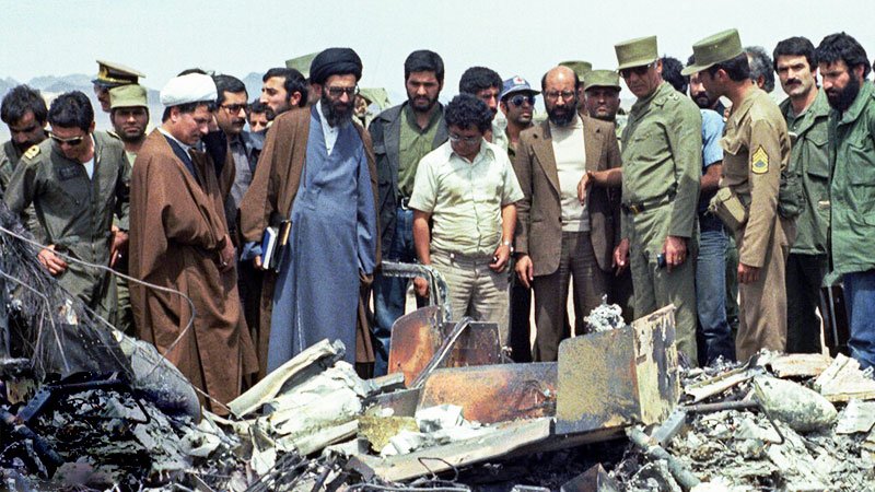 تصاویر دیده نشده از بازدید آیت‌الله خامنه‌ای از بقایای سربازان آمریکا در طبس + عکس