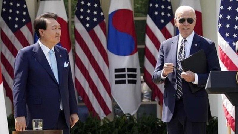 بایدن به جای رئیس‌جمهور کره جنوبی با محافظش قدم زد!+فیلم