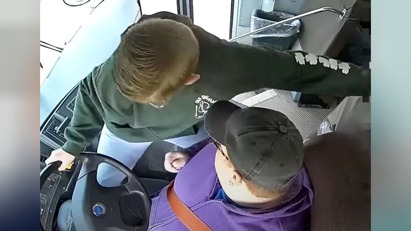 راننده سرویس سکته کرد، دانش‌آموز کلاس هفتمی اتوبوس را هدایت کرد + تصاویر