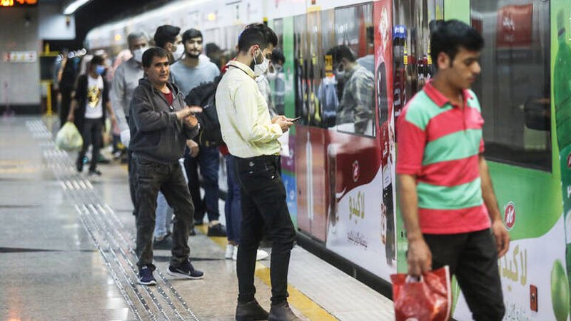 ناخن‌های عجیب یک مرد در متروی تهران سوژه شد + تصویر