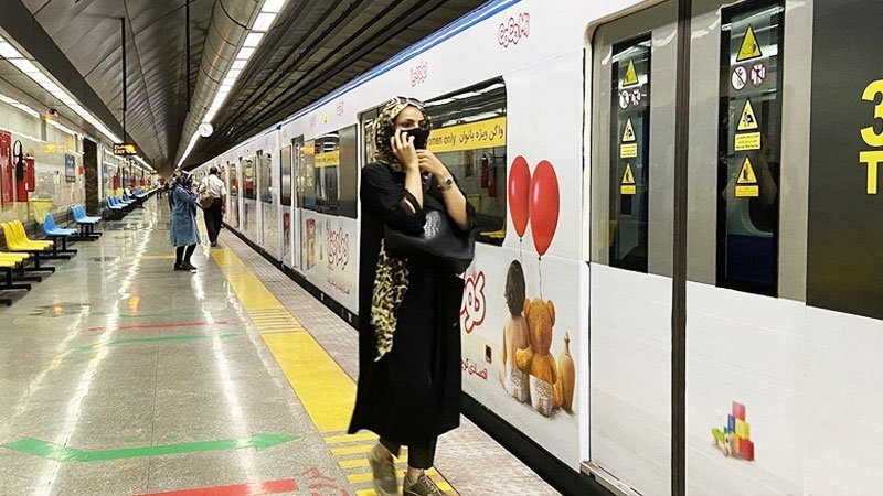 بنر حکم مجازات بی‌حجابی در متروی مشهد که خبرساز شد + تصویر