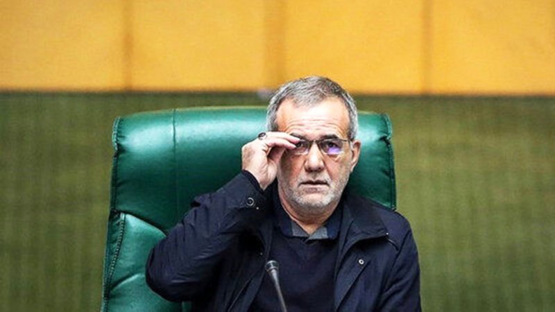حرکات عجیب آقای نماینده در مجلس سوژه شد! + تصاویر