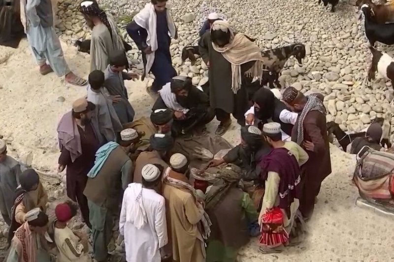 ویدئویی عجیب از خرید و فروش تریاک در افغانستان 