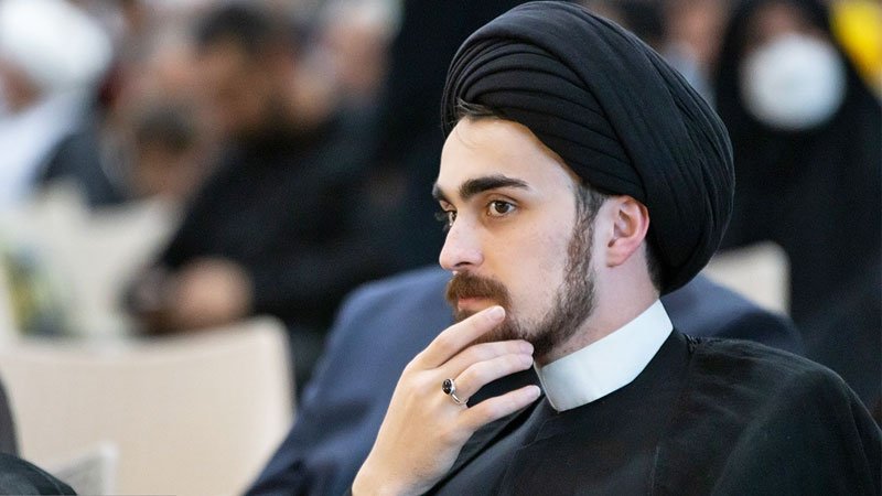 پوشش متفاوت و خاص احمد خمینی در ورزشگاه آزادی پر بازدید شد + تصاویر