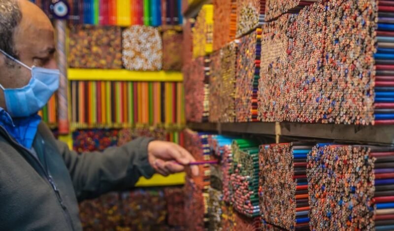 بازار تهران؛ جذبه رنگ در دکان مدادفروشی رفیع 
