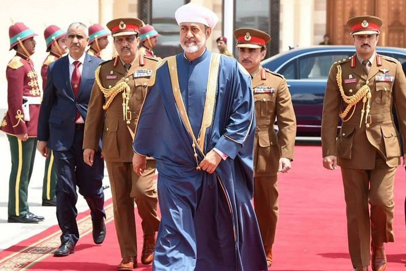 سلطان عمان با عمامه‌ای به رنگ سفید وارد ایران شد + فیلم