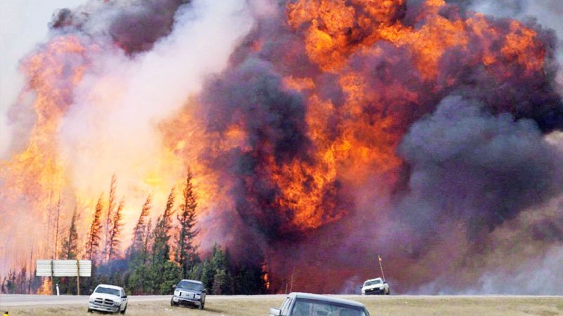 ویدیوی هولناک آخرالزمانی از آتش‌سوزی جنگل‌های کانادا + ویدیو