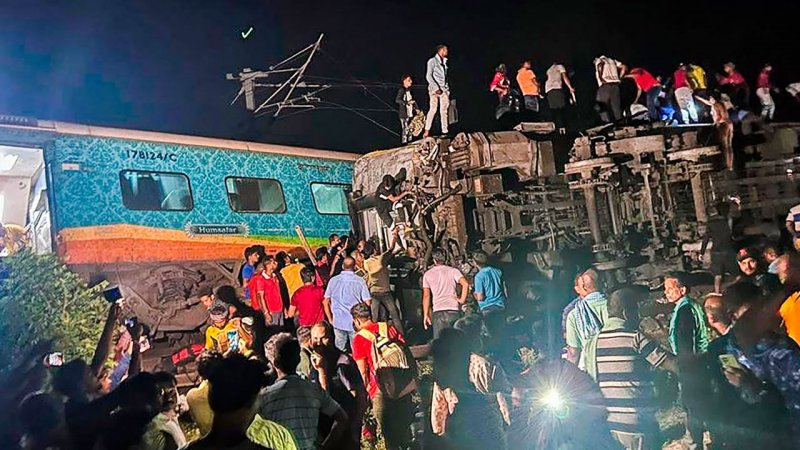  برخورد مرگبار دو قطار در هند با 288 کشته + فیلم