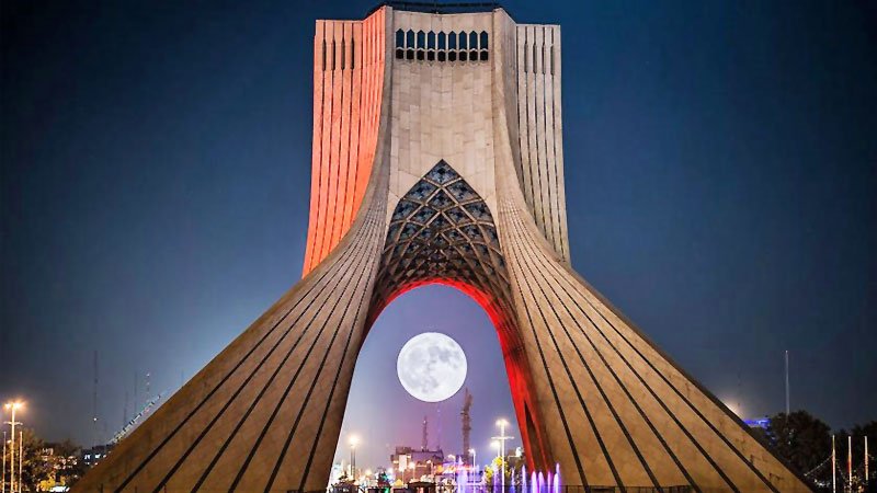 تصویری دیده نشده از ساخت برج میدان آزادی در سال ۱۳۴۹+عکس