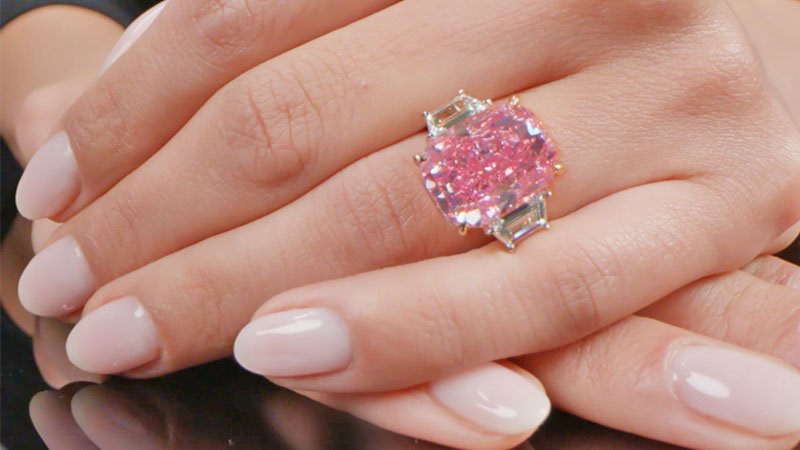 این الماس صورتی نایاب رکورد قیمت در جهان را جا به جا کرد + ویدیو