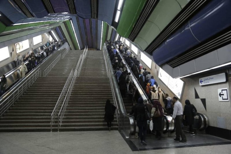 مصدومیت ۴ نفر بر اثر سقوط از پله برقی در متروی تهران