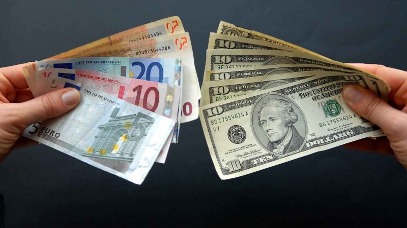 کاهش قیمت دلار و یورو در آخرین روز خردادماه