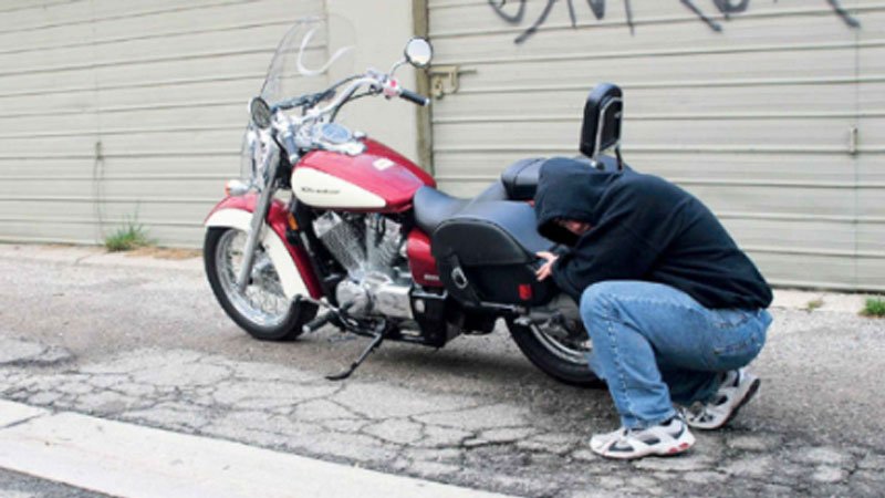  سرقت باورنکردنی موتور سیکلت از پارکینگ یک خانه در صدم ثانیه! + ویدیو