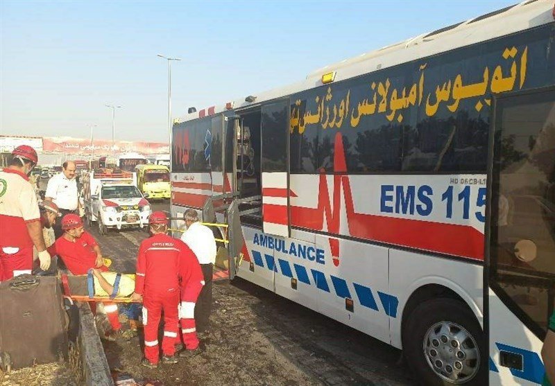 واژگونی یک دستگاه اتوبوس در جاده تهران - قم + عکس
