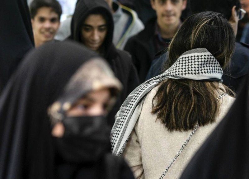 تذکر پلیس به مردم در گرگان در خصوص حجاب با بلندگو + ویدئو