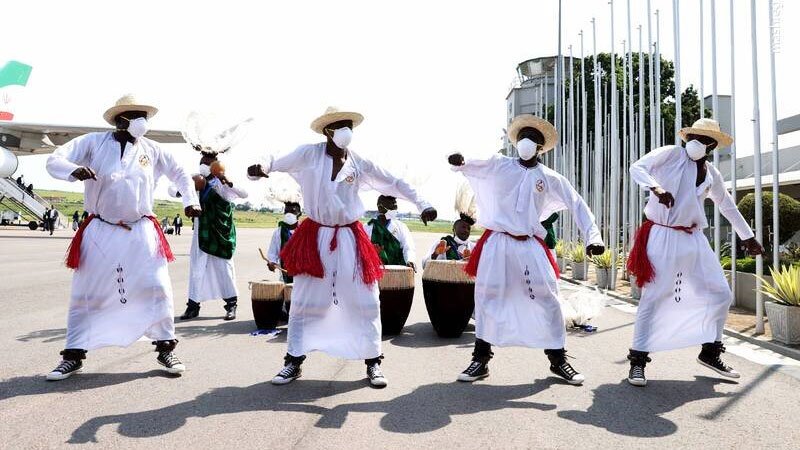 اوگاندایی ها با این رقص عجیب از ابراهیم رئیسی استقبال کردند+ ویدیو