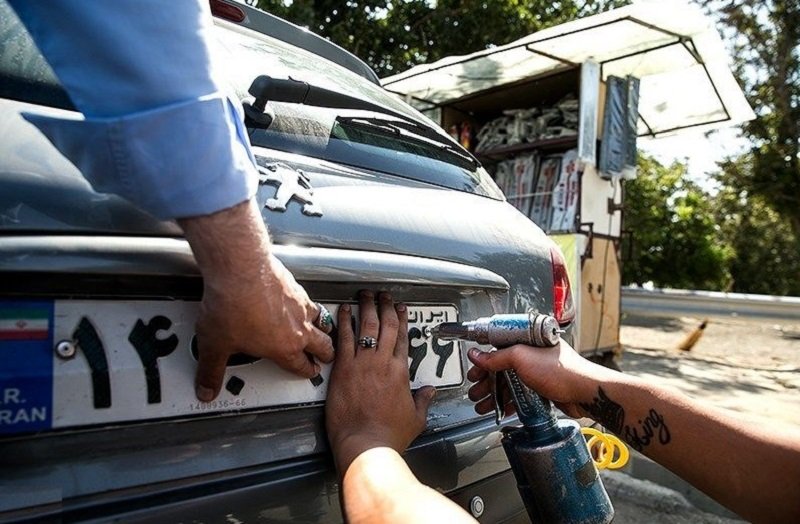 دستگیری باندی که پس از سرقت خودرو «سند نمره» آن را می‌فروختند ! + فیلم