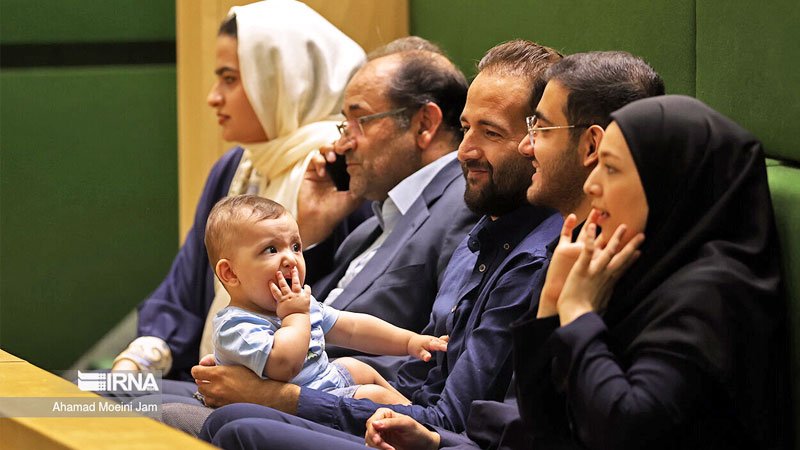 حاشیه هایی از صحن علنی مجلس شورای اسلامی؛ این نوزاد در مجلس چه می کند؟