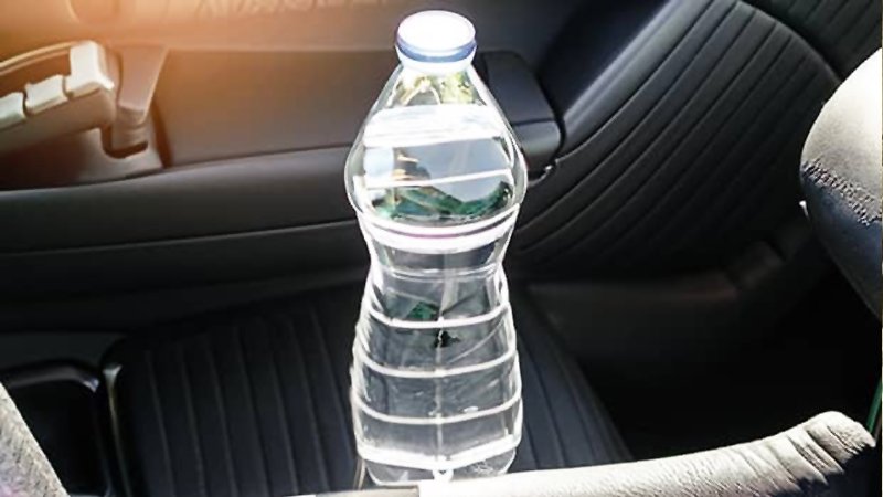 بطری آب در خودرو نگذارید؛ ماشینتان را به آتش می کشد+ ویدیو