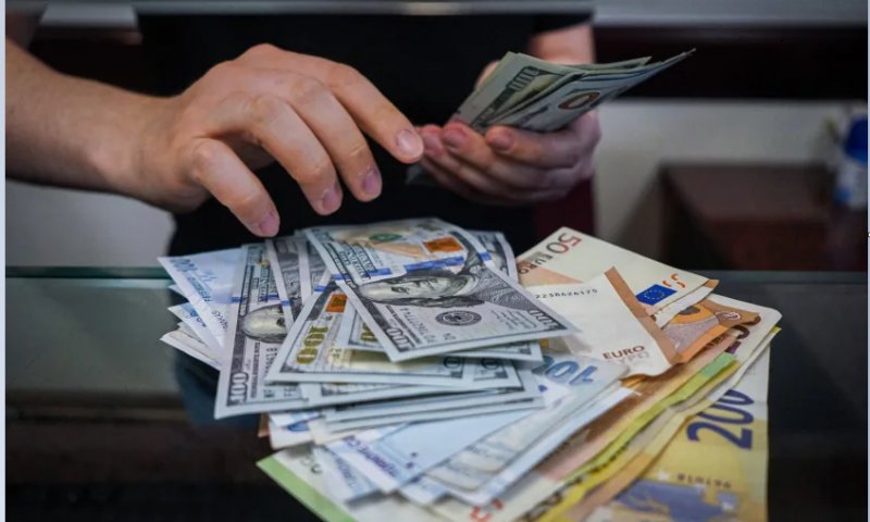 نوسان قیمت دلار و یورو در بازارهای مختلف 3 مرداد 1402