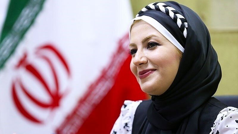 مجری زن تلویزیون با پوشش متفاوت در مراسم عزاداری+عکس