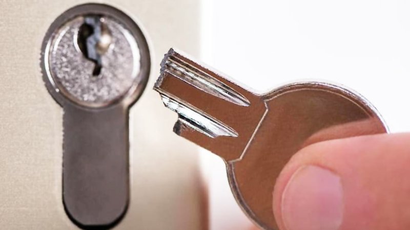 ترفندی ساده برای بیرون آوردن کلید شکسته شده در قفل فقط با یک خودکار! + ویدیو