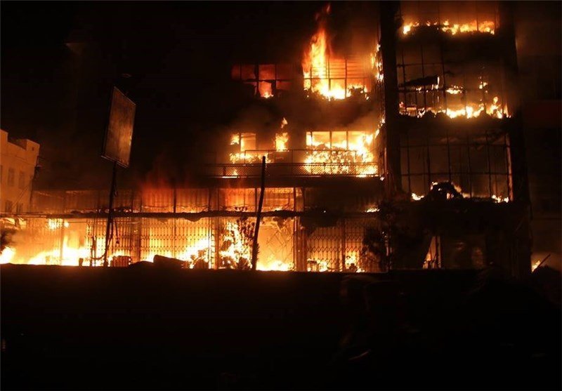 لحظه هولناک پریدن ساکنان یک برج مسکونی از طبقه ششم از ترس آتش سوزی