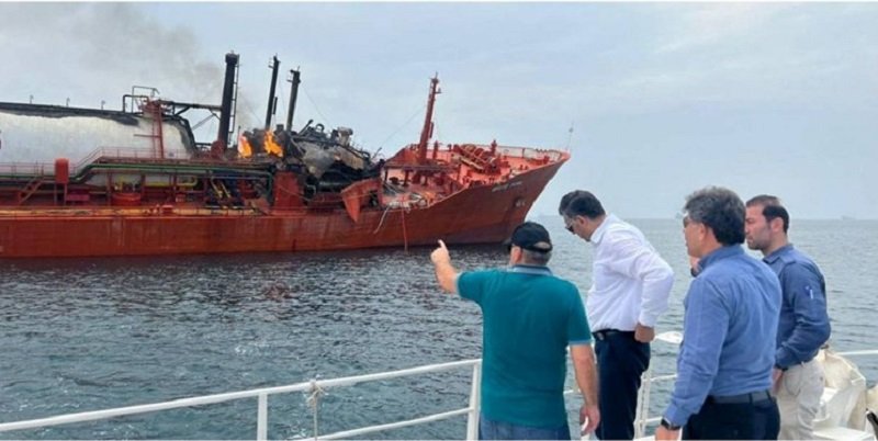 آخرین وضعیت کشتی خارجی آتش گرفته در خلیج‌فارس + فیلم