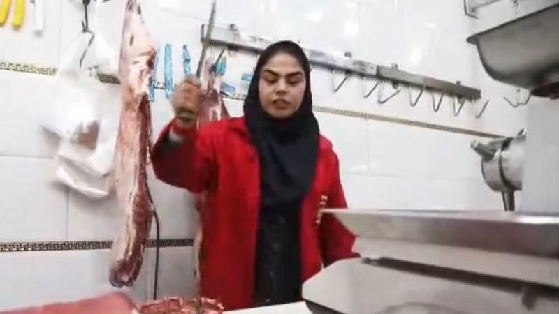 مهارت عجیب این دختر جوان ایرانی در قصابی؛ هنرنمایی با چاقو و ساطور! + ویدیو