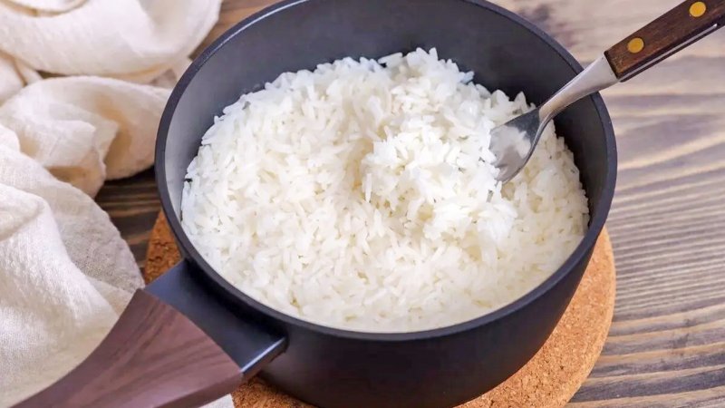 ترفندی ناب برای دم کردن برنجی خوش عطر فقط با یک حبه قند! + ویدیو