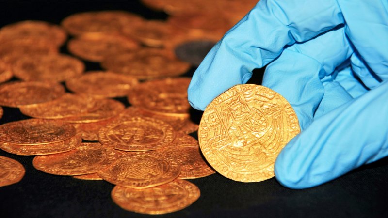 کشف ۷۰۰ سکه طلا زیر مزرعۀ ذرت+ ویدیو لحظه کشف این گنج