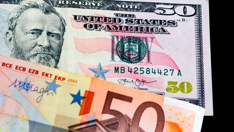 ادامه کاهش قیمت دلار و یورو در بازارهای مختلف 30 مرداد 