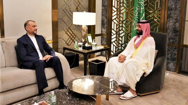 حذف پرچم ایران در دیدار امیرعبداللهیان با بن سلمان و حضور با دمپایی! + تصاویر