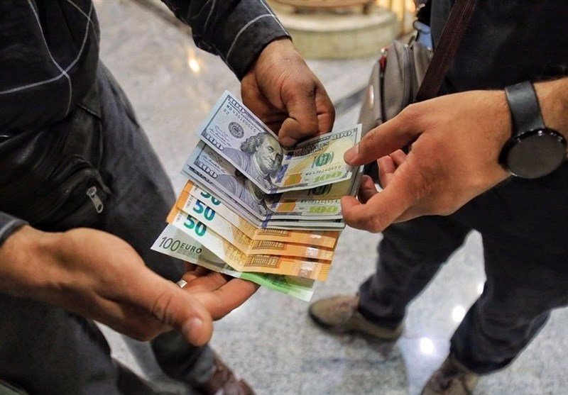 دستگیری ۵ دلال ارز در محدوده خیابان کریمخان تهران