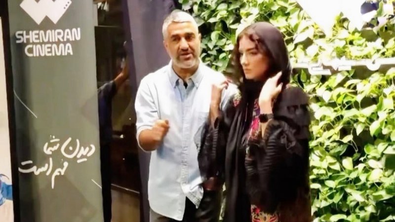 رفتار سرد پژمان جمشیدی با بازیگر زن جوان مقابل دوربین عکاسان خبری + ویدیو