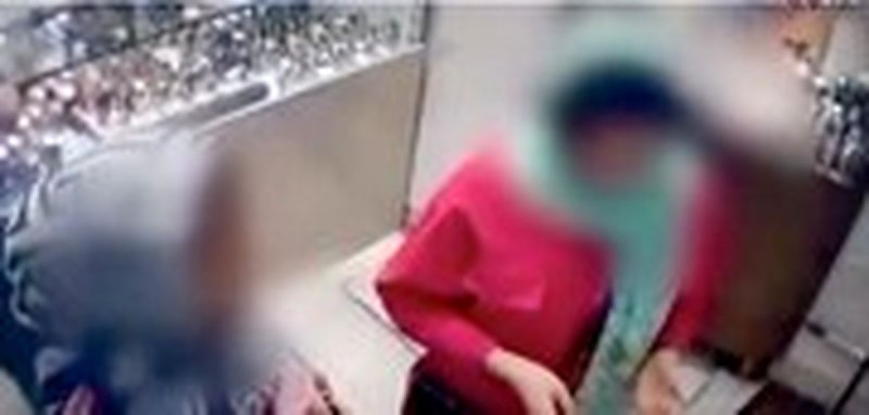 ویدئویی از لحظه سرقت دو دختر از مغازه ساعت فروشی در تبریز