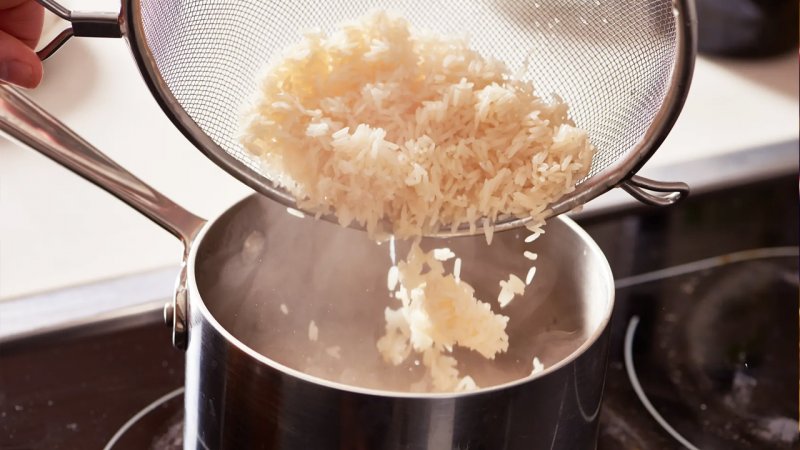 اگر هنگام آشپزی احساس کردید که برنج کم خواهد آمد از این ترفند ناب استفاده کنید+ ویدیو
