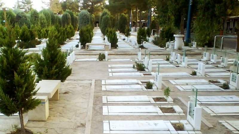 نصب سنگ قبری عجیب برای دختر بلاگر! + عکس