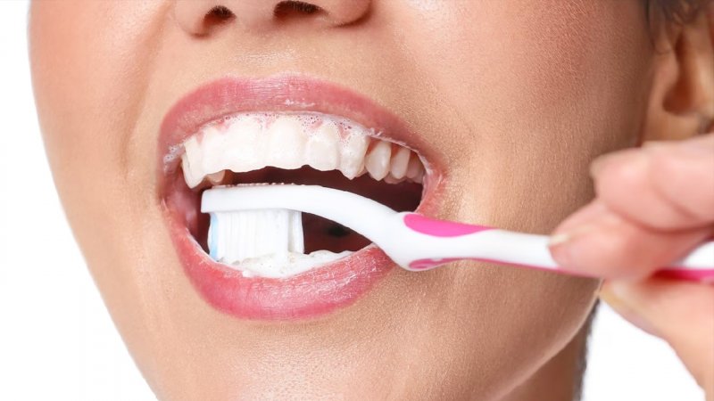 توصیه جالب یک پزشک: بدون خمیر دندان مسواک بزنید! + فیلم